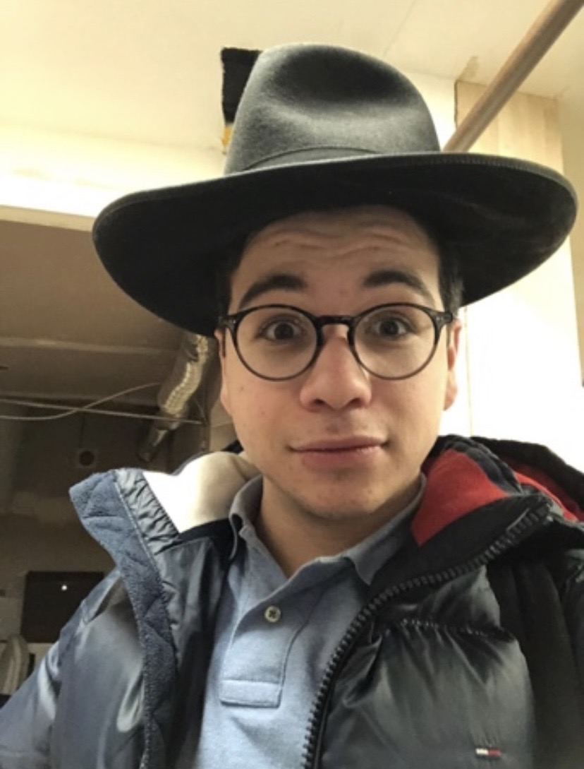 Eli Valentin chez Olami, chapeau loubavitch